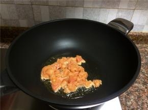 放入鸡肉快速翻炒至断生变色。