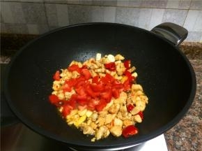 放入番茄翻炒20秒。
