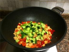 放入黄瓜和莴苣翻炒20秒。