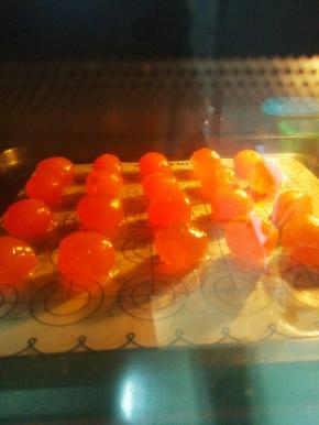 咸蛋黄泡油三天，喷白酒先烤熟。