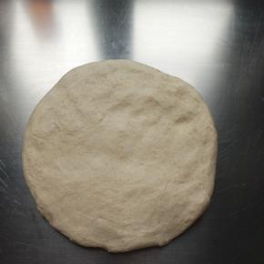 发酵好的面团按压排气