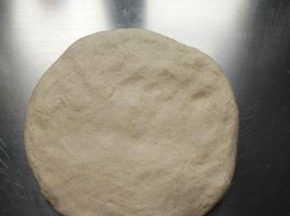 发酵好的面团按压排气