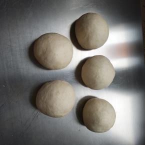 平均分成5个，我的每个是101克，盖保鲜膜松弛15-20分钟