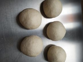 平均分成5个，我的每个是101克，盖保鲜膜松弛15-20分钟