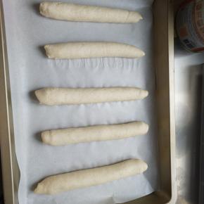 全部做好放在铺了油纸的烤盘上，中间尽量留的空隙大一点。38度45分钟二发