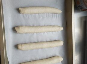 全部做好放在铺了油纸的烤盘上，中间尽量留的空隙大一点。38度45分钟二发