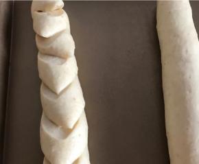 发酵好以后在表面撒面粉，然后用剪刀倾斜30度剪小口，就像这样的，这部图我忘了拍了，这是别的方子找的图片