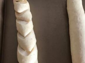 发酵好以后在表面撒面粉，然后用剪刀倾斜30度剪小口，就像这样的，这部图我忘了拍了，这是别的方子找的图片