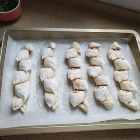 然后一左一右错落排开，烤箱180度预热，175度烤25分钟