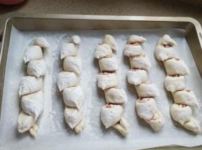 然后一左一右错落排开，烤箱180度预热，175度烤25分钟