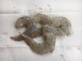 鲜虾去壳，挑去虾线，用厨房用纸吸干水分。