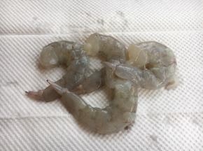 鲜虾去壳，挑去虾线，用厨房用纸吸干水分。