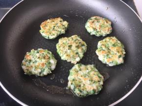 将鲜虾油菜饼煎至两面金黄色即可。