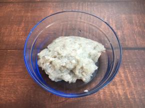 将虾剁成虾泥。