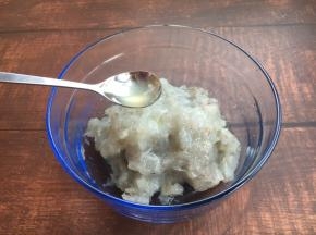 将虾泥放在一个较大的容器里，滴入1勺的鲜柠檬汁，半个鸡蛋蛋清，搅拌均匀。