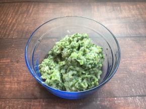 将鲜虾油菜泥搅拌好备用。