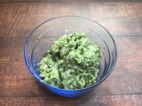 将鲜虾油菜泥搅拌好备用。