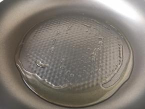 锅热后放少许的橄榄油。