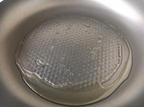 锅热后放少许的橄榄油。
