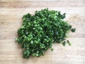 将小油菜剁成菜泥，放少许的盐，杀出水分后用手轻轻的攥出水分。