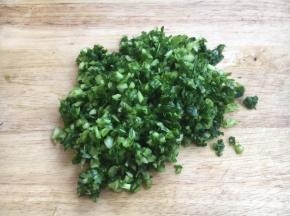 将小油菜剁成菜泥，放少许的盐，杀出水分后用手轻轻的攥出水分。