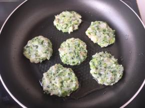 油温3成热时放入鲜虾油菜饼。