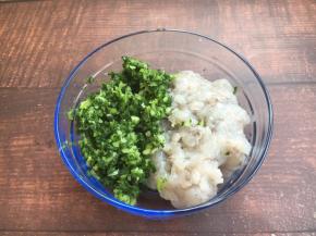 将小油菜菜泥放在虾泥的容器里。