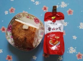 1、原料：凉薯、番茄。