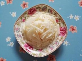 2、凉薯去皮洗净，切丝，可以切得细一些，也可以切得粗一些，装入盘中。