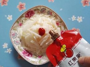 3、在凉薯丝上均匀地挤上番茄沙司，吃得时候拌匀即可。