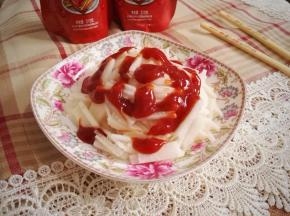 4、凉薯是南方的一种农作物，既可以生吃也可以炒着吃。凉薯口感微甜，脆爽，配上酸酸甜甜的番茄沙司，是夏季消署、开胃的小凉菜。天热胃口不好的时候，给家人端上一盘酸酸甜甜的凉拌凉薯，驱走那炎热、燥人的夏日困扰。