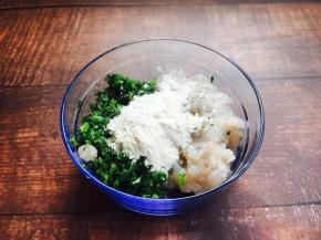 放入少许的盐，放入10g的淀粉、2g的面粉。