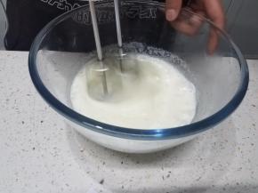 首先把蛋白跟蛋黄分离，在蛋白内加入细砂糖打发。