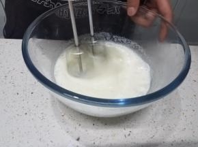首先把蛋白跟蛋黄分离，在蛋白内加入细砂糖打发。