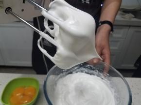 蛋白打发至硬性发泡。