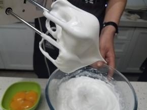 蛋白打发至硬性发泡。