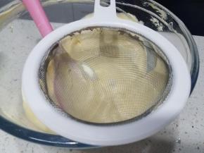 然后准备一个筛网。