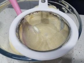 然后准备一个筛网。