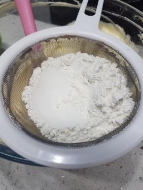 筛入低筋面粉。