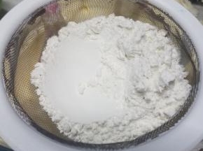 筛入低筋面粉。