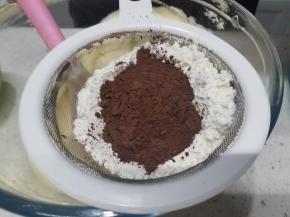 可可粉也一起筛入。