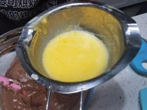 黄油跟牛奶一起隔水融化。