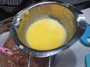 黄油跟牛奶一起隔水融化。
