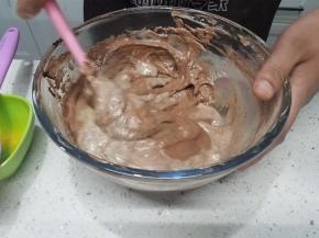 然后加入面糊，再次翻拌均匀。