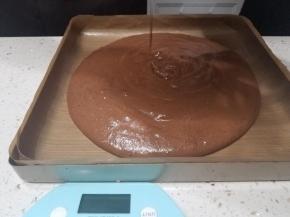 将准备好的面糊倒入模具内，放入180度预热好的烤箱，大约15分钟即可。