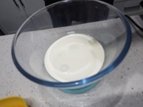 然后就来准备巧克力香缇夹馅了，巧克力直接放入淡奶油内。