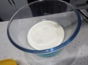 然后就来准备巧克力香缇夹馅了，巧克力直接放入淡奶油内。