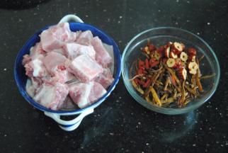 准备好食材，排骨洗净砍小段备用