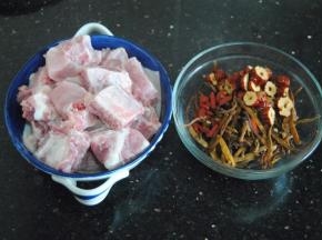 准备好食材，排骨洗净砍小段备用