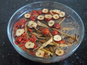 红枣切片和枸杞，黄花菜一起浸泡清洗2遍